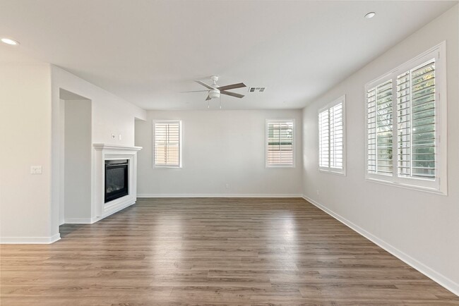 Building Photo - Comfort Meets Coastal Living 4 Bed 2.5 Bat...