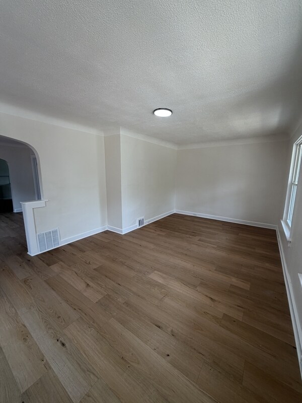 Foto del edificio - 9805 Nelson Ave