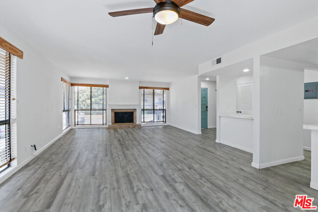 Building Photo - 11064 La Grange Ave