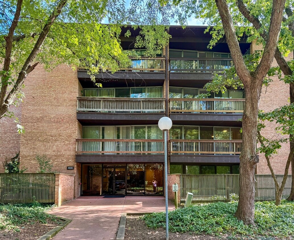 Foto principal - 5600 Hillcrest Ln