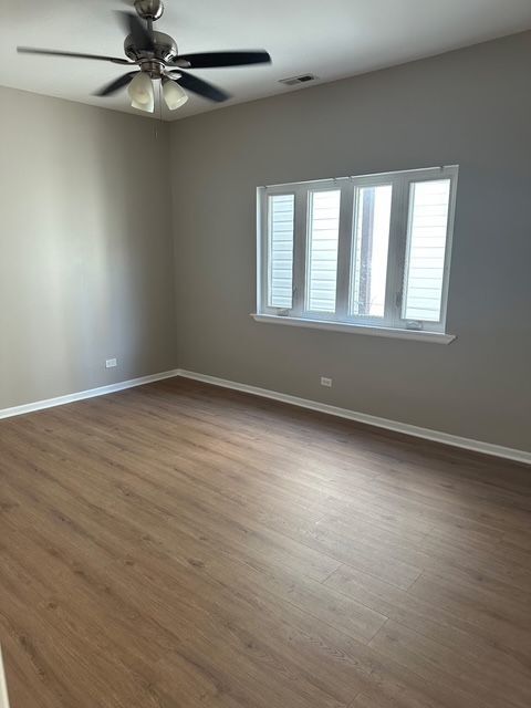 Foto del edificio - 2956 N Hamlin Ave