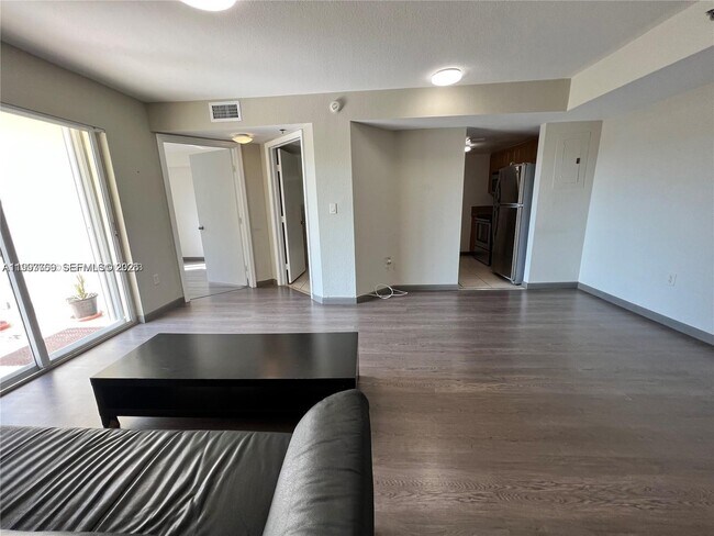 Foto del edificio - 637 SW 3rd St