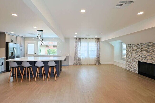 Foto del edificio - 12581 Foster Rd