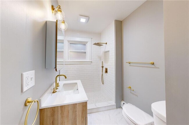 Building Photo - 120 10th St