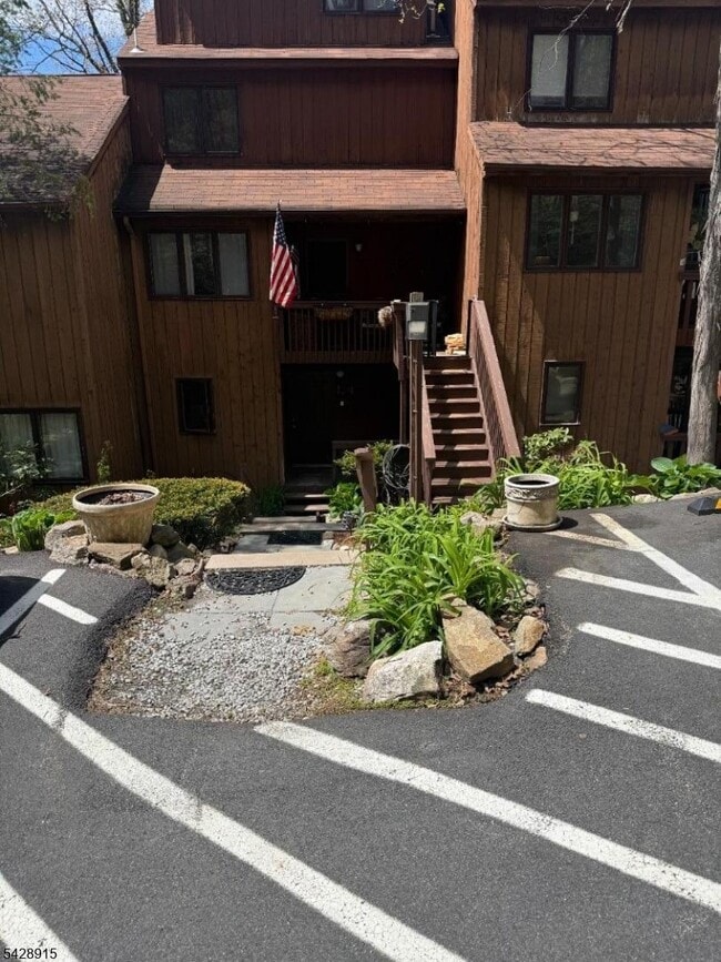Building Photo - 4 Village Way