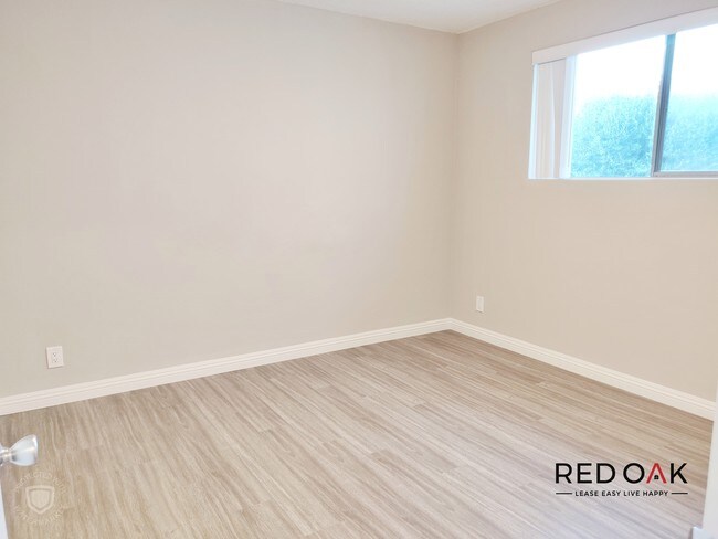 Foto del edificio - TOP LOCATION! First Floor One Bedroom with...
