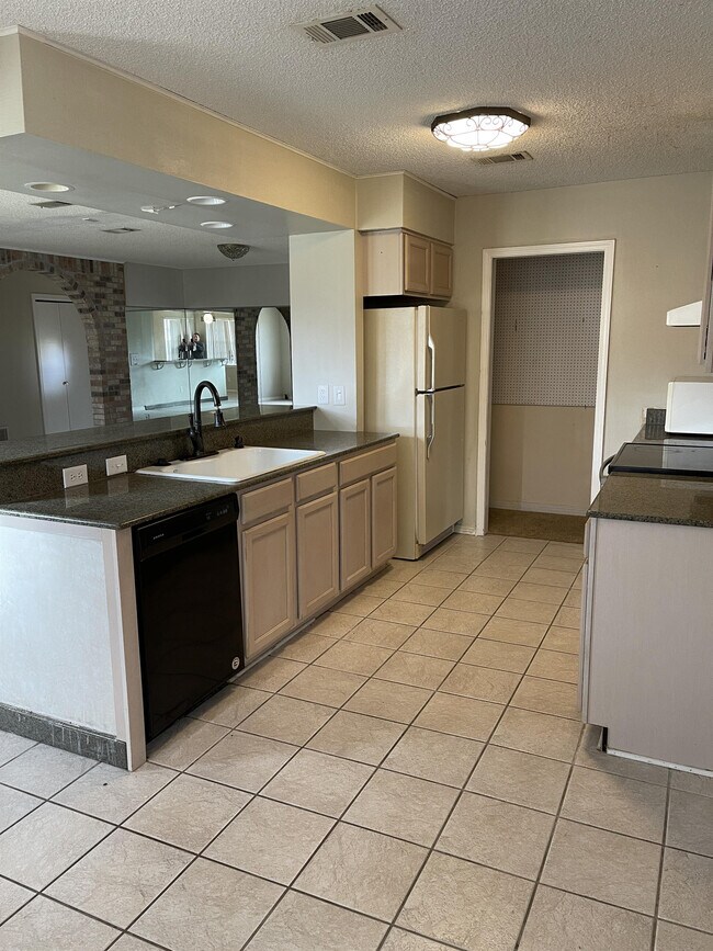 Building Photo - 12081 Longwood Dr