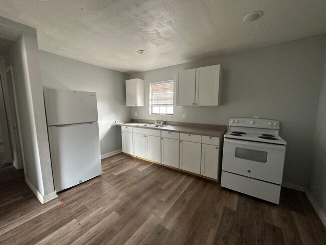 Foto del edificio - Cute 2 Bedroom Upstairs Apartment