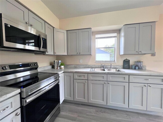 Building Photo - 52 N Fairfax Ave