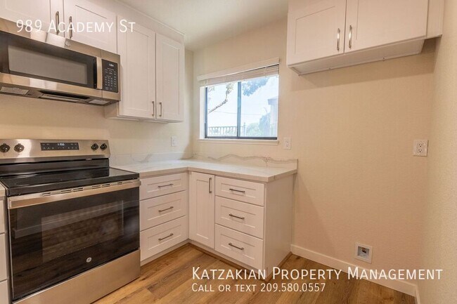 Building Photo - Charming 2-Bedroom Apartment with Modern U...