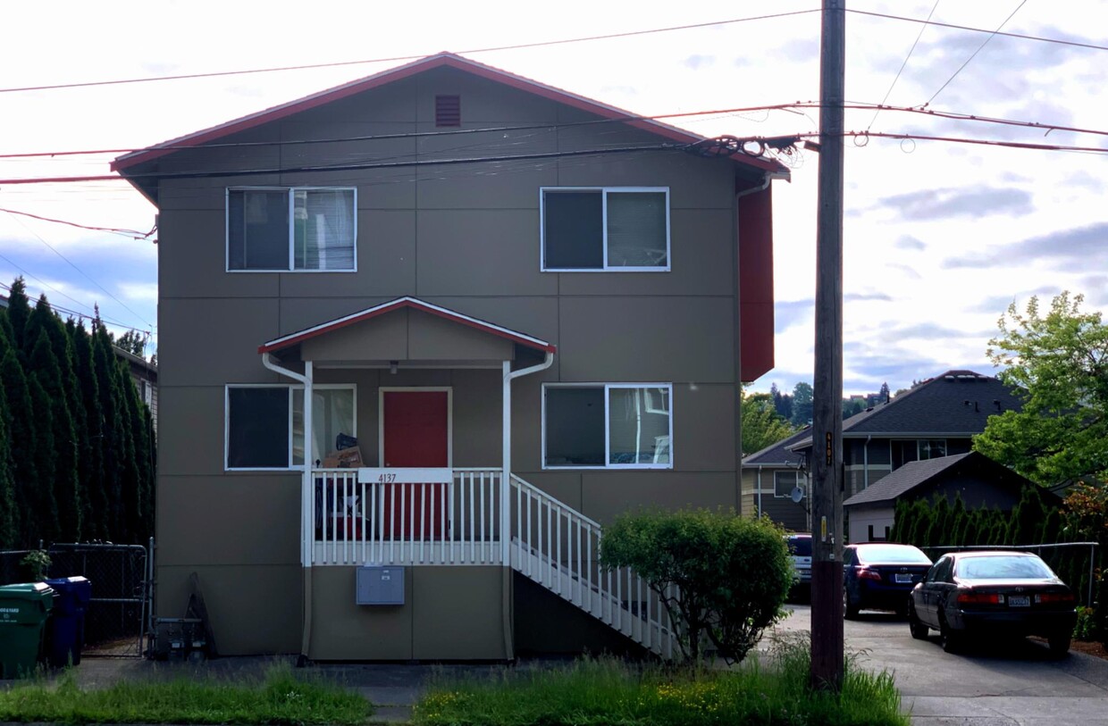 Exterior of the triplex house - 4137 Delridge Way SW