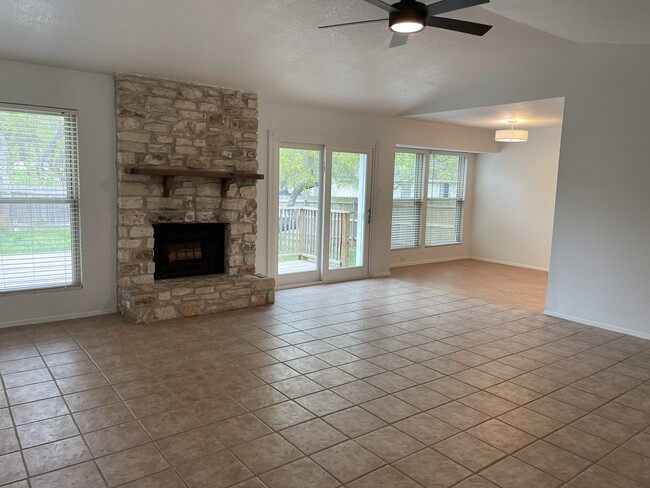 Spacious living room - 6411 Earlyway Dr