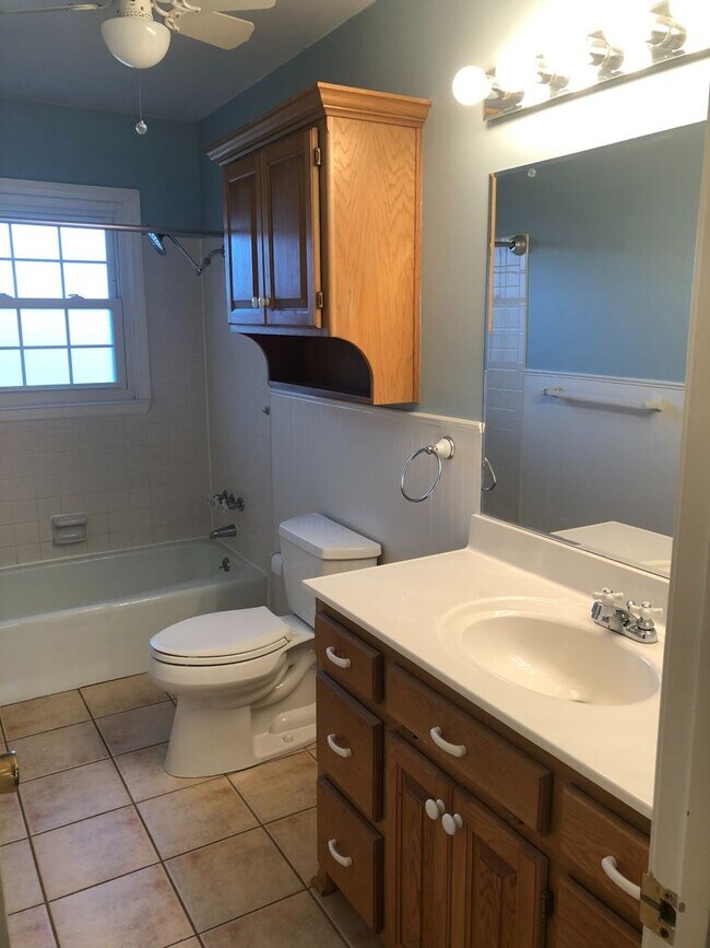 Foto del edificio - 4 Bed, 2 Bath House with 2-Car GARAGE!!
