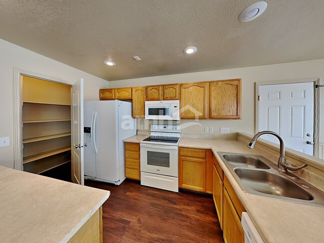 Foto del edificio - 1674 Dean Ave