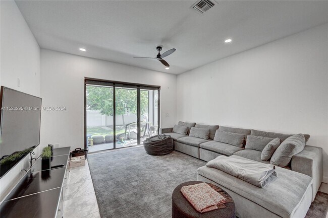 Foto del edificio - 4944 Whispering Way