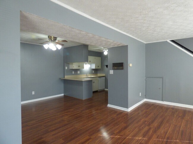 Foto del edificio - COMING SOON! Beautiful All Electric Townhome! Converted Garage, W/D, Small Pets Ok!