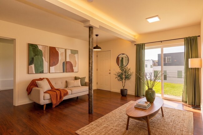 Foto del edificio - Sun-Filled 2BR/2BA Retreat w/ Split Layout, In-Unit W/D & Parking – Spacious 1,009 Sq Ft!