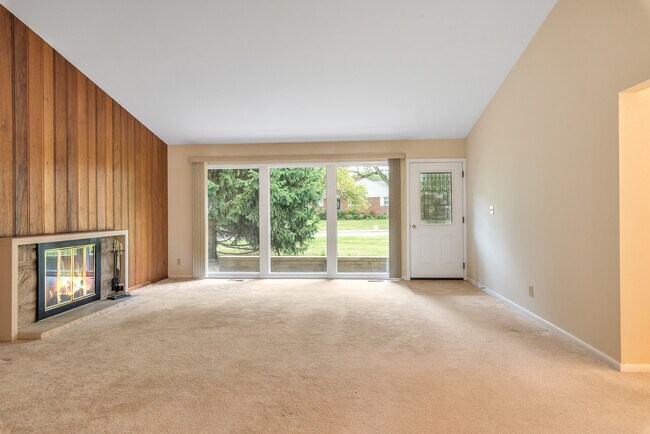 Living area - 112 Cranden Dr