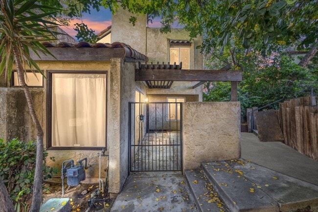 Foto del edificio - Spacious Condo Near Bakersfield College – Prime Location!