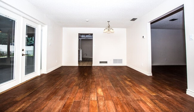 Foto del edificio - 3 Bedroom, 2 Bath Single Family Pool Home ...