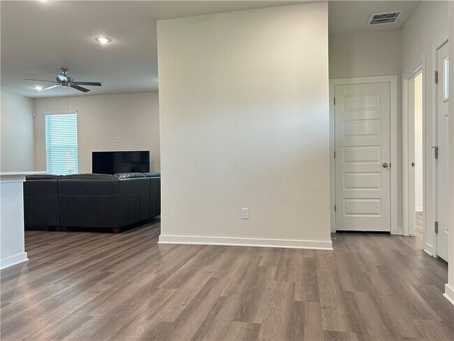 Foto del edificio - 4825 W Triangle St