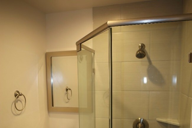 3/4 baño con ducha nuevos - 675 S Sierra Ave