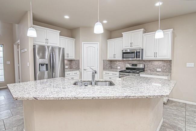 Building Photo - 6715 Hall of Fame Blvd!