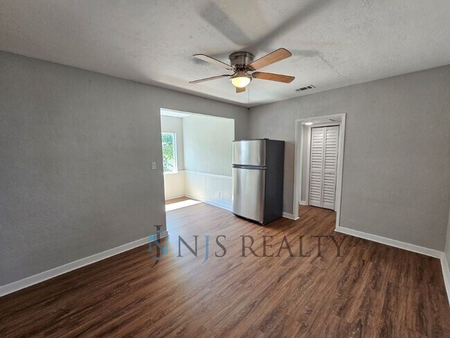 Foto del edificio - REDUCED $200!!  Cute 3/1 with updated kitc...
