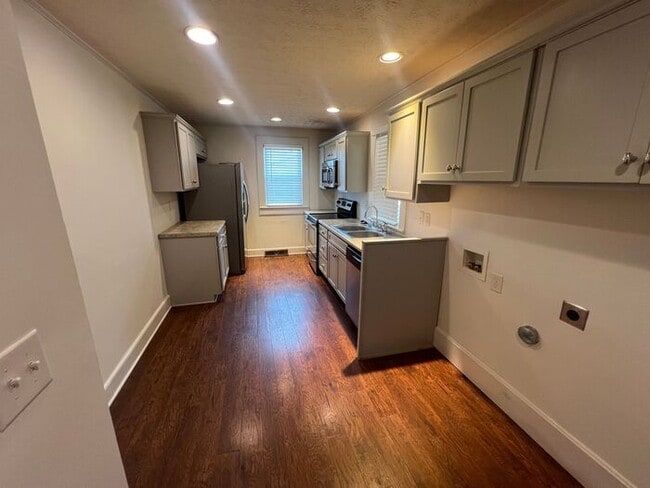 Building Photo - 2 Bed 1 Bathroom Home in Downtown Greenvil...