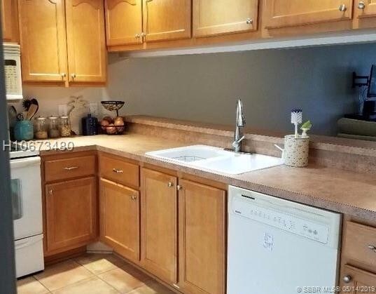 Foto del edificio - 6175 Riverwalk Ln
