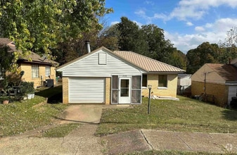 Building Photo - 2302 N Akin Ave