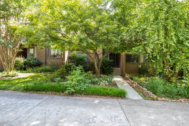 Building Photo - Reston Home with Beautiful Scenery