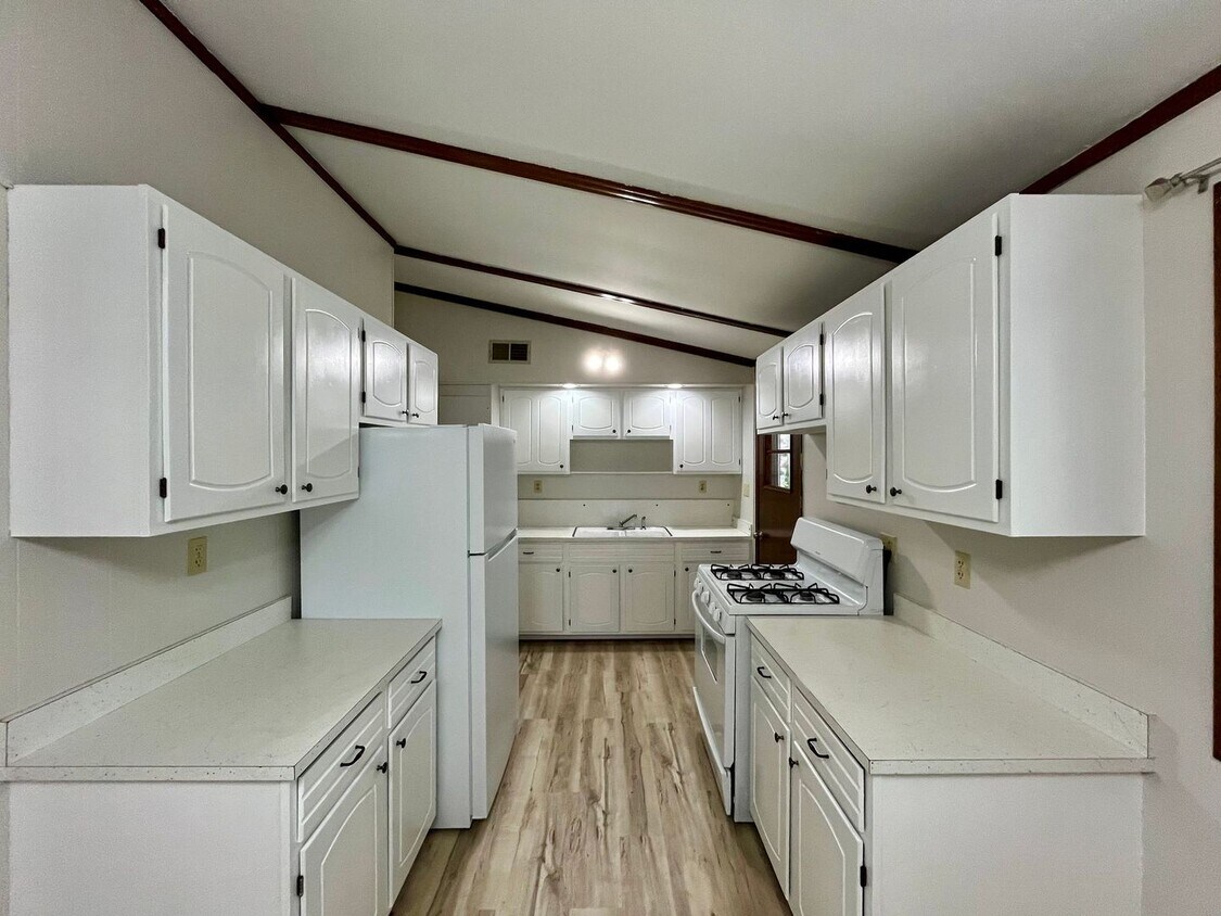Foto principal - 3 Bed 1 Bath in Rhinelander on the water!