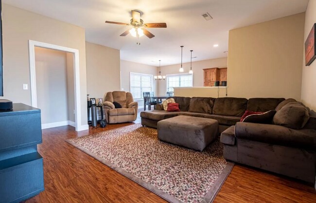 Foto del edificio - BEAUTIFUL HOME ON WEST SIDE!! SCREENED IN PATIO! FENCED IN YARD!