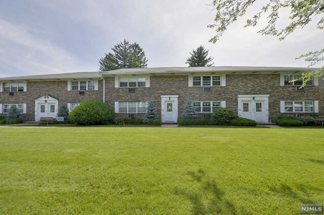 Foto del edificio - 66 S Franklin Turnpike