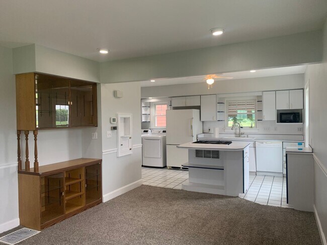 Building Photo - A quiet retreat with character and space t...