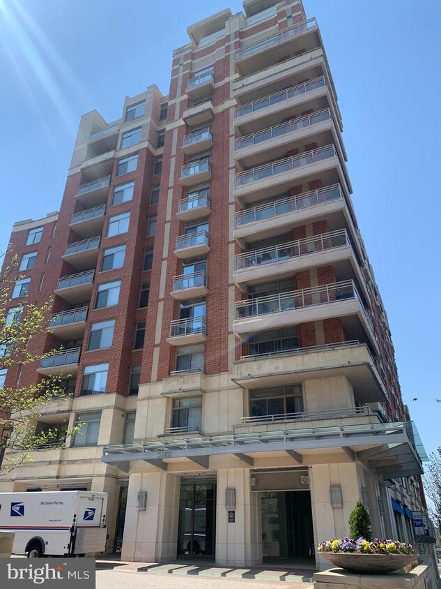 Primary Photo - 3650 S Glebe Rd
