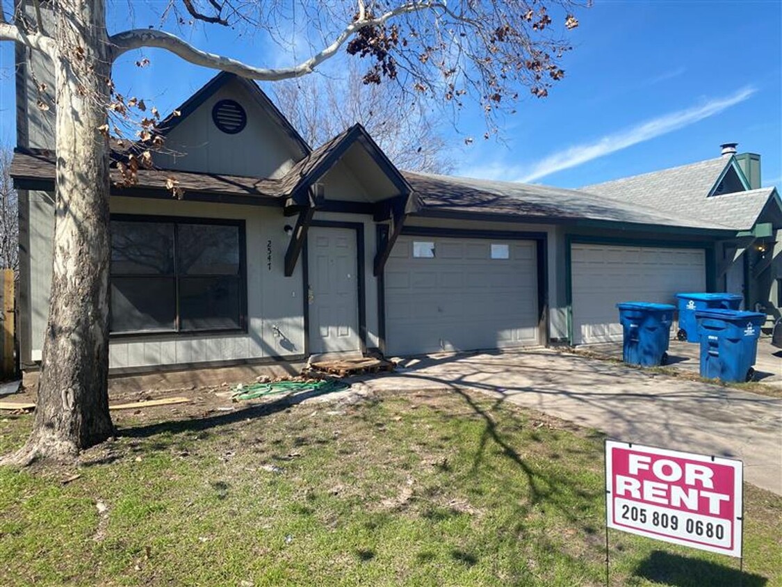 Primary Photo - Cute 2/1 duplex with a garage