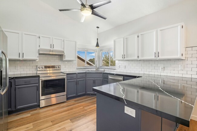 Foto del edificio - Modern 5 Bedroom Home with 3Car Garage in ...