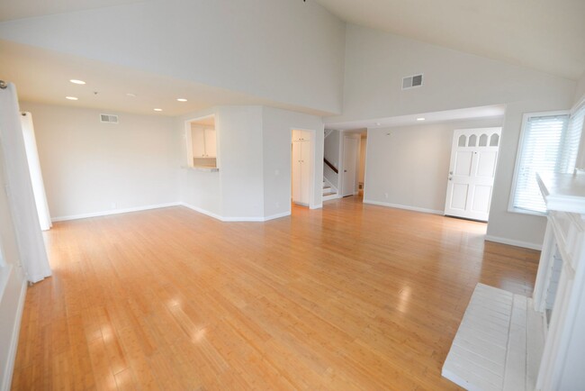 Building Photo - FANTASTIC FOUR BEDROOM THREE FULL BATH wit...