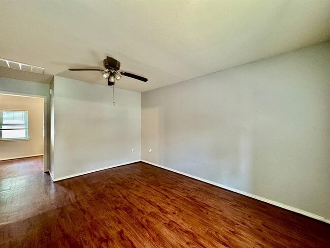 Foto del edificio - 225 E 5th St