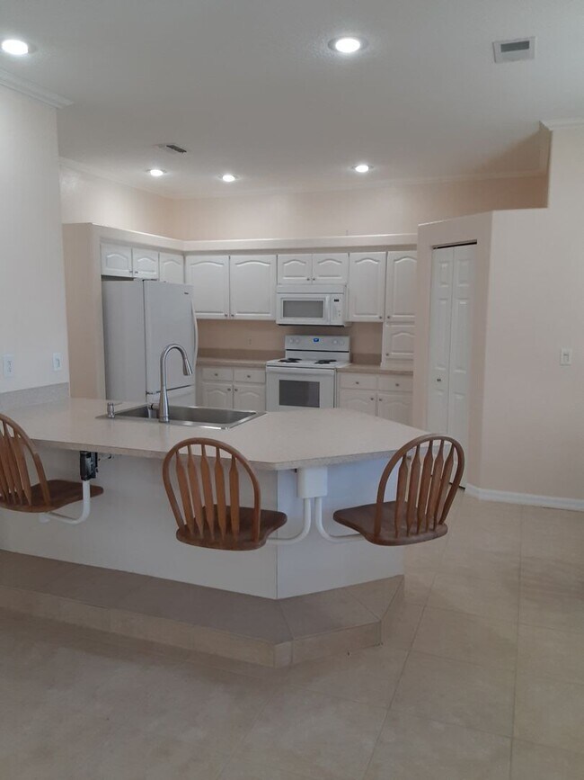 Building Photo - Beautiful & Private Residence