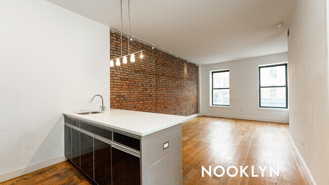 Building Photo - 544 Throop Ave