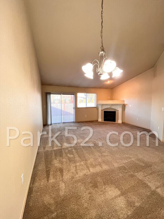 Foto del edificio - 3-Bedroom Duplex Home - Gated Community - South Hill