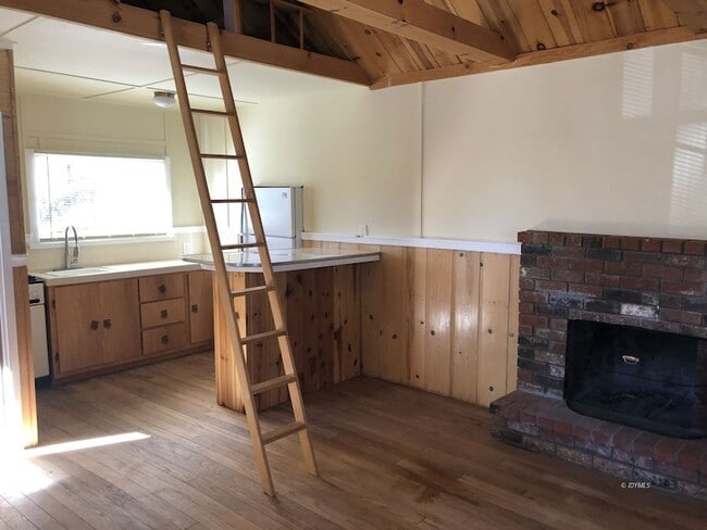 Building Photo - 25065 Laurel Dr