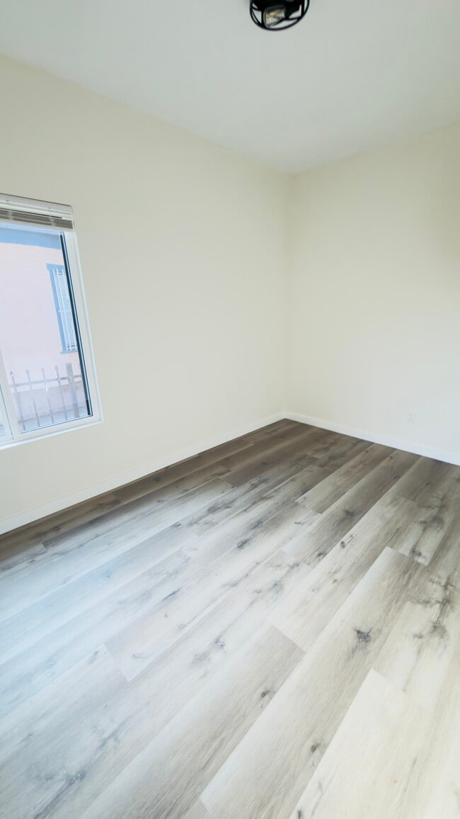 Building Photo - 1162 E 46th St