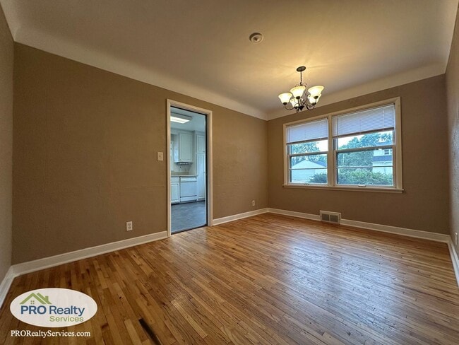 Building Photo - 3 Bedroom Home in St. Paul