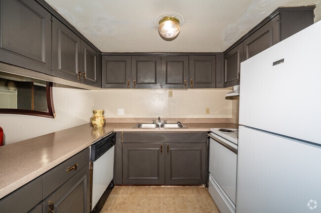 2BR, 2BA - 945SF - Kitchen - Twin Rivers Apartments