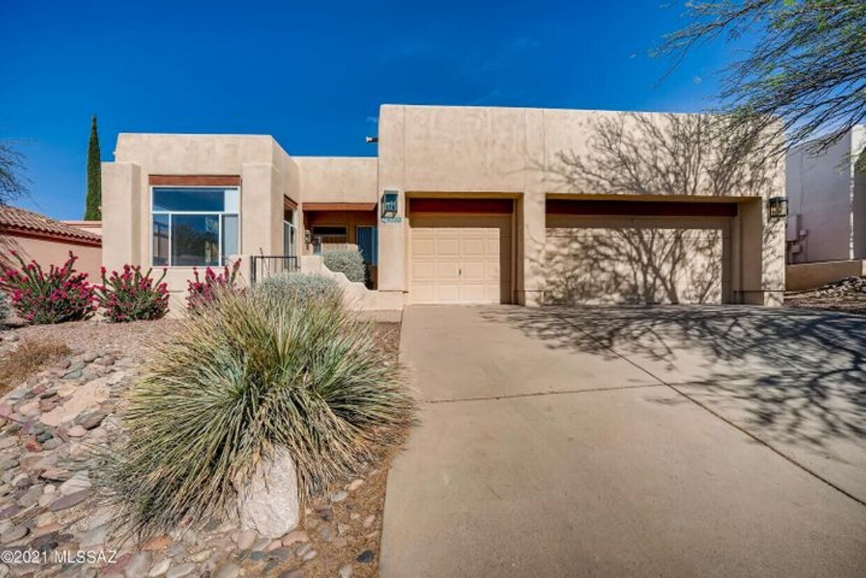 Foto principal - Great 3 Bedroom 2 Bath Home with Den & 3 C...
