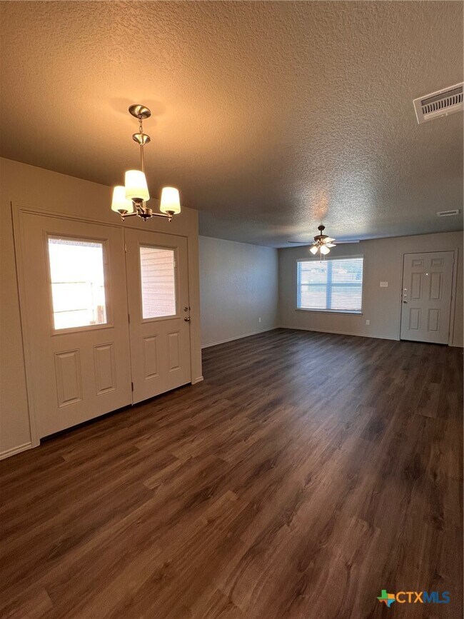 Foto del edificio - 1614 Risen Star Ln